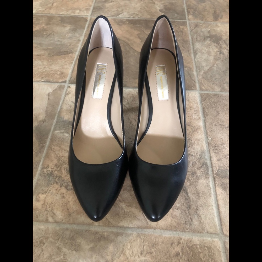 Black pumps